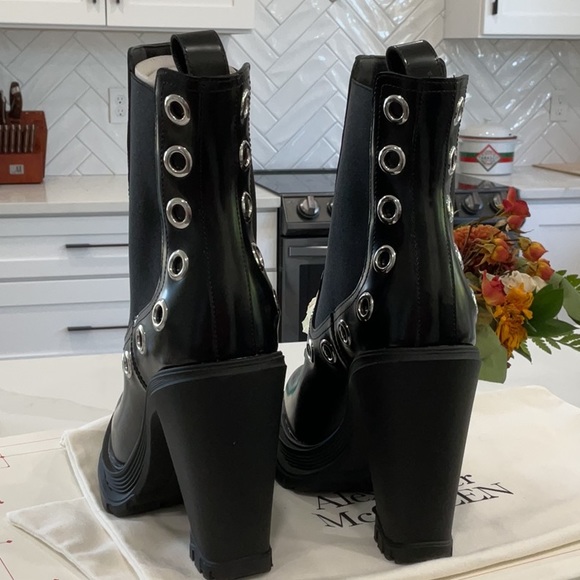 ⭐️⭐️⭐️SOLD ⭐️⭐️⭐️Alexander McQueen Tread Grommet Embellished Chelsea Boot - Picture 4 of 15